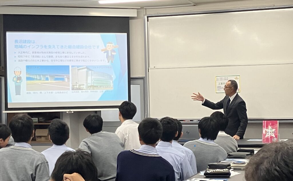 誠英高校の生徒たちに対する企業説明会の様子